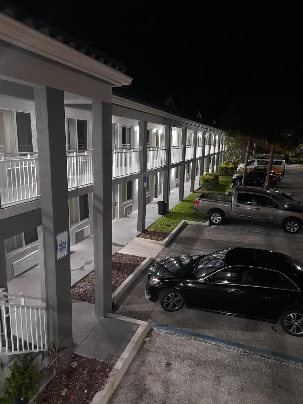 Super 8 Motel By Wyndham Near Fort Lauderdale Arpt Dania Beach Exterior photo